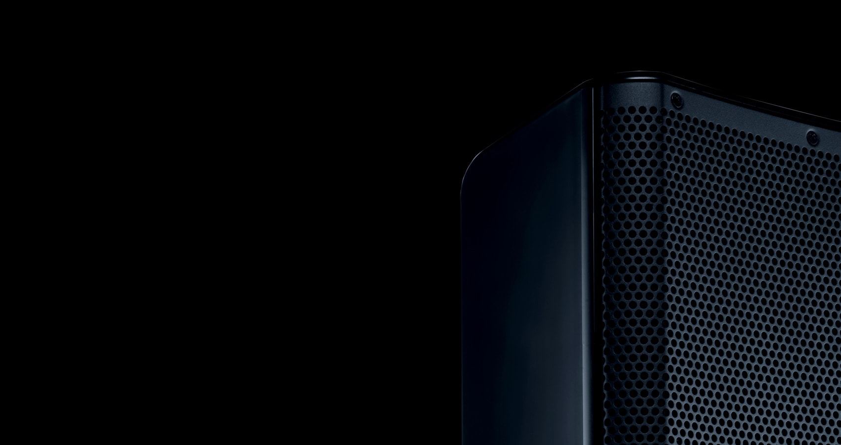 QSCスピーカーの色あせた暗いクローズアップ。